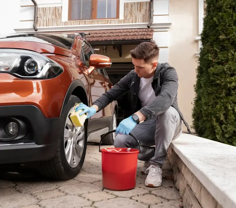 Lavage auto à domicile Souzy-la-Briche : professionnel intervenant sur un véhicule